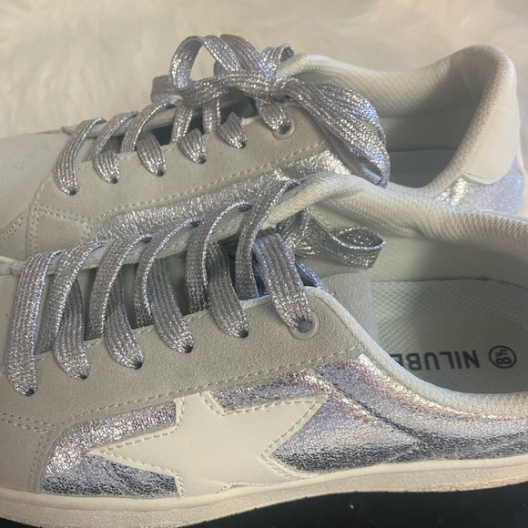 Niluber Sz 8.5 Low Top Star Grey/ Silver/ White Lace Up Women’s Sneakers - Picture 5 of 6